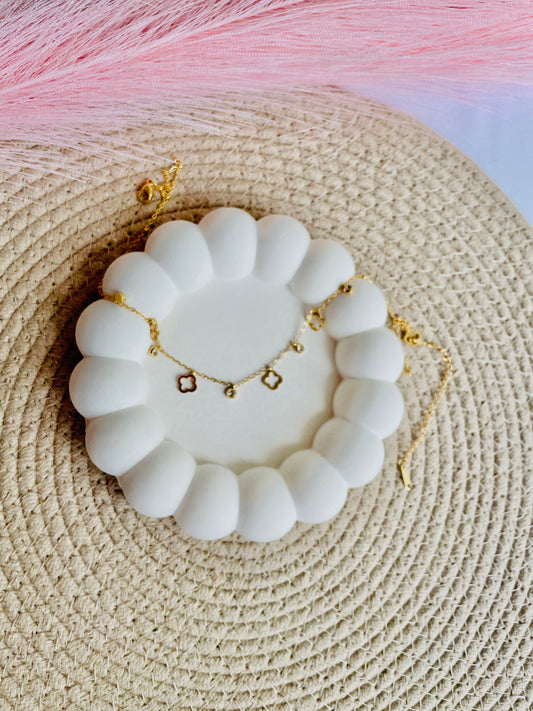 Minimalist Gold Clover Charm Neckchain – Anti-Tarnish, Lightweight, Everyday Jewelry