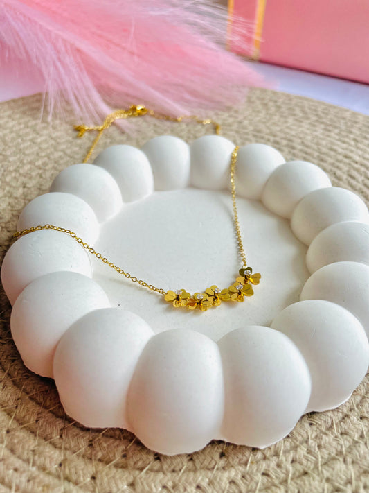 Delicate Gold-Tone Floral Necklace with Crystal Accents – Elegant Minimalist Jewellery for Women